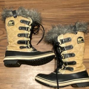 Sorel Black Tofino Embossed Quilt Nylon Boots